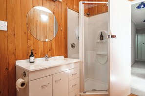 Shower, hair dryer, towels, soap - Russell HQ (Russell)
