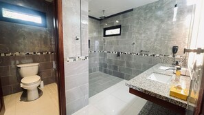 Haartrockner, Handtücher, Seife, Toilettenpapier