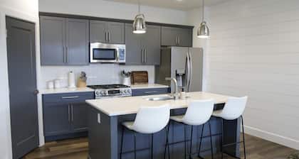 Prime Central Downtown Meridian, Spacious 4-Bedroom House with attached garage