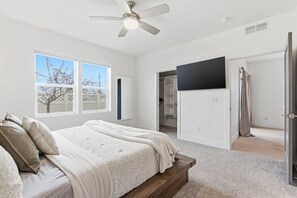 4 bedrooms, desk, iron/ironing board, WiFi