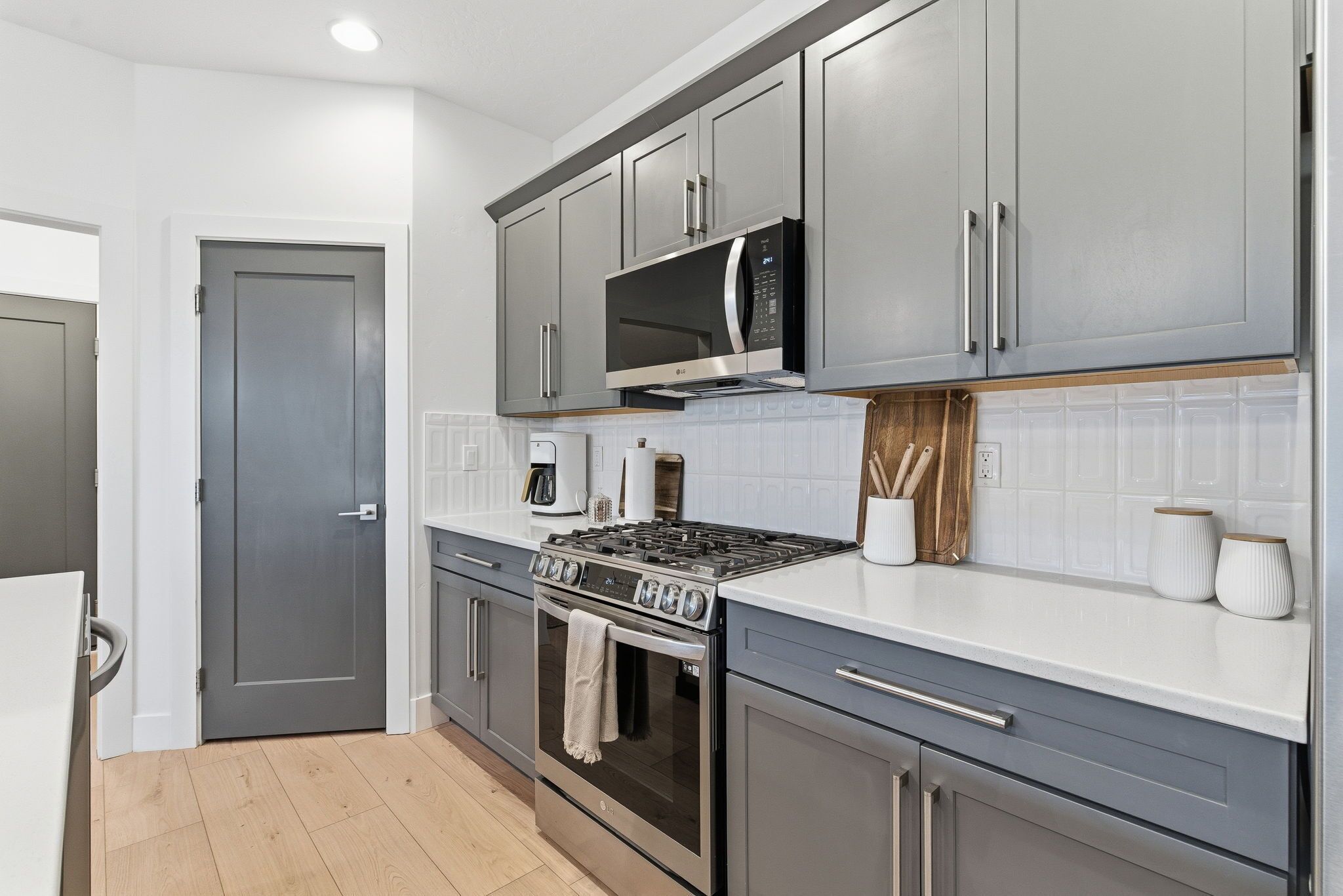 Jääkaappi, mikroaaltouuni, uuni, liesi