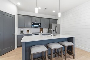 冷蔵庫、電子レンジ、オーブン、コンロ