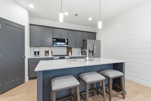 Modern Meridian Retreat - Spacious 4 Bedroom - Walkable Downtown