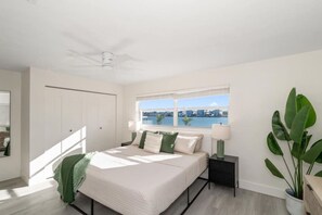 4 bedrooms, travel cot, free WiFi, bed sheets - Luxe Waterfront Villa: Pool, Hot Tub, Golf Cart (Indian Rocks Beach)