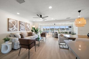 TV connectée, baby-foot, livres, chaîne hi-fi