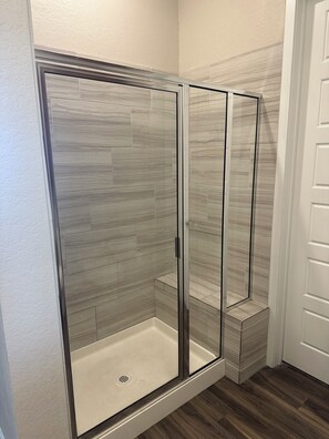 Regadera, secadora de cabello, toallas, jabón 