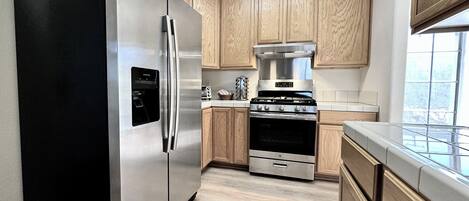 Réfrigérateur, four à micro-ondes, un four, surface de cuisson