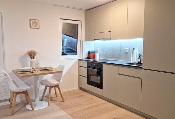 Fridge, oven, stovetop, dishwasher