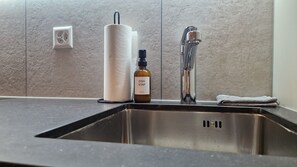 Séchoir à cheveux, serviettes fournies, savon, shampooing