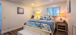3 habitaciones, escritorio y tabla de planchar con plancha