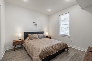 1 habitación, cubrecamas, decoración personalizada y muebles diferentes 