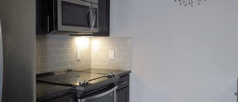 Microonde, forno, piano cottura, lavastoviglie