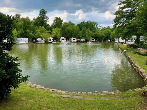 Crofty Bear - RV Campsite in Gatlinburg - Free WiFi & Full Hookups in RV Resort