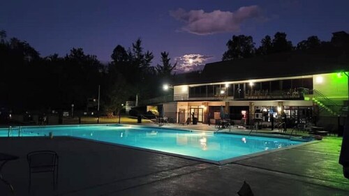 Crofty Bear - RV Campsite in Gatlinburg - Free WiFi & Full Hookups in RV Resort