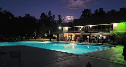 Crofty Bear - RV Campsite in Gatlinburg - Free WiFi & Full Hookups in RV Resort