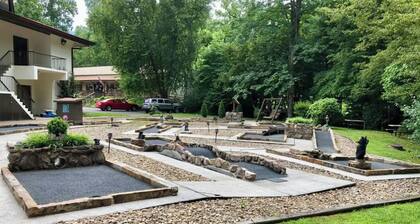 Crofty Bear - RV Campsite in Gatlinburg - Free WiFi & Full Hookups in RV Resort