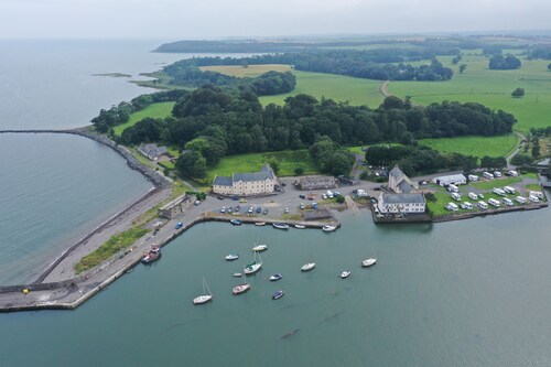 Comfortable retreat with sea views in friendly Scottish village 