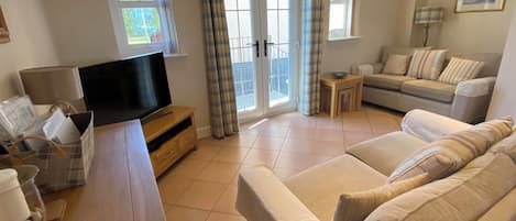 Smart-tv, dvd-spelare och böcker