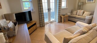 Comfortable retreat with sea views in friendly Scottish village 