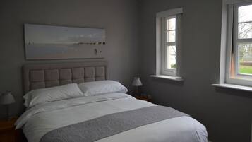 3 bedrooms, desk, iron/ironing board, travel cot