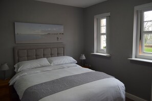 3 soverom, skrivebord, strykejern/-brett og reiseseng for barn