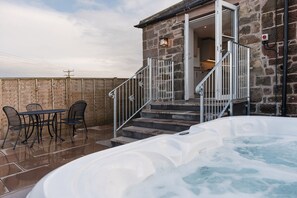 Outdoor spa tub - Cosy Northumberland farm cottage with hot tub in quiet location (Berwick-upon-Tweed)