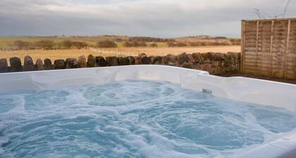 Cosy Northumberland farm cottage with hot tub in quiet location