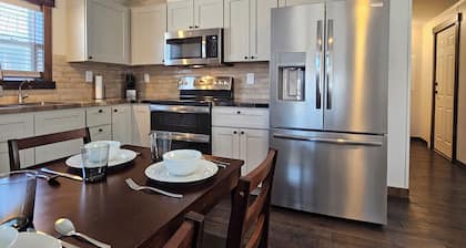 Charming 2-bedroom house with WiFi, AC in Red Cloud