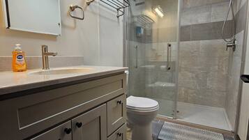 Secadora de cabello, toallas, jabón, papel de baño