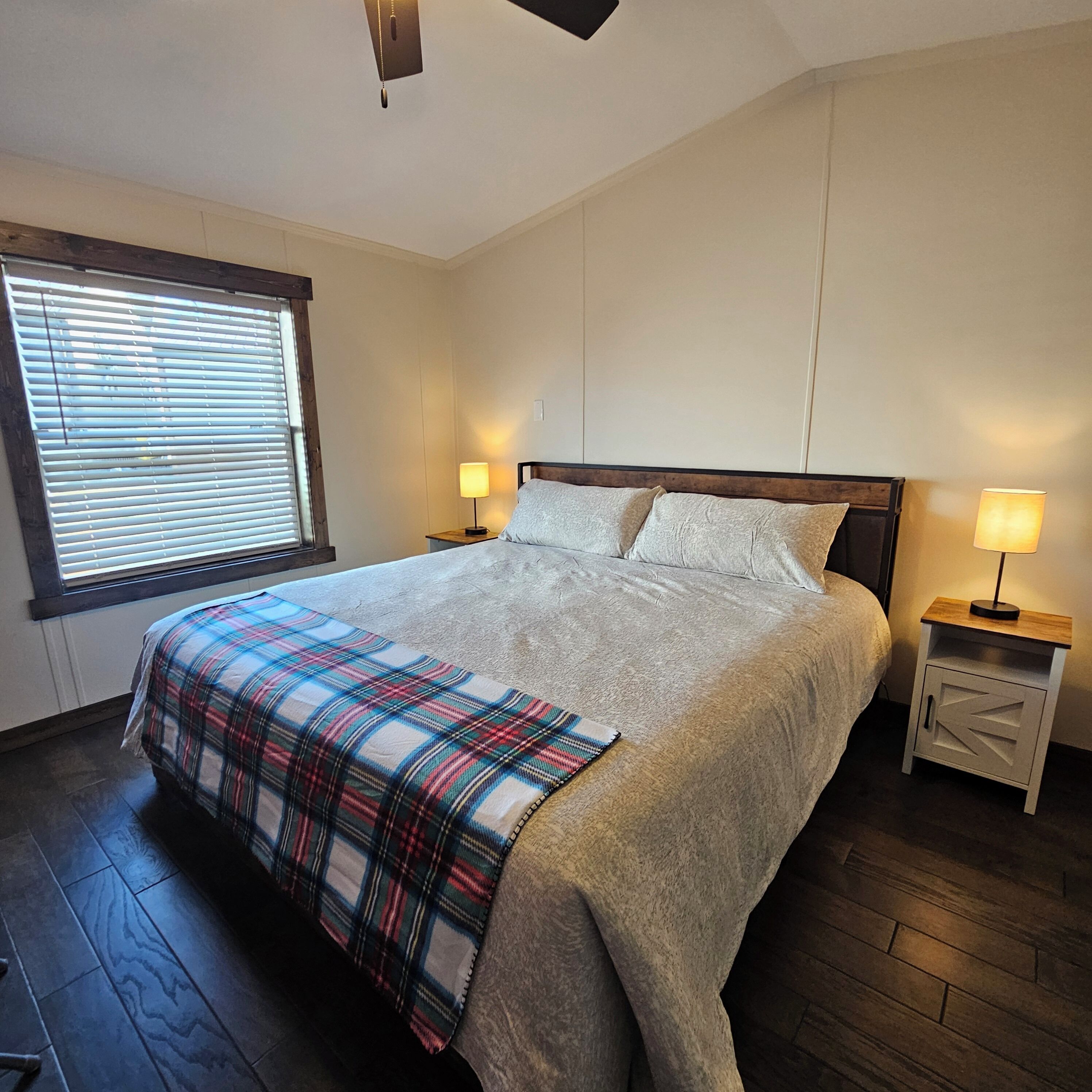 2 habitaciones, tabla de planchar con plancha, wifi y ropa de cama 