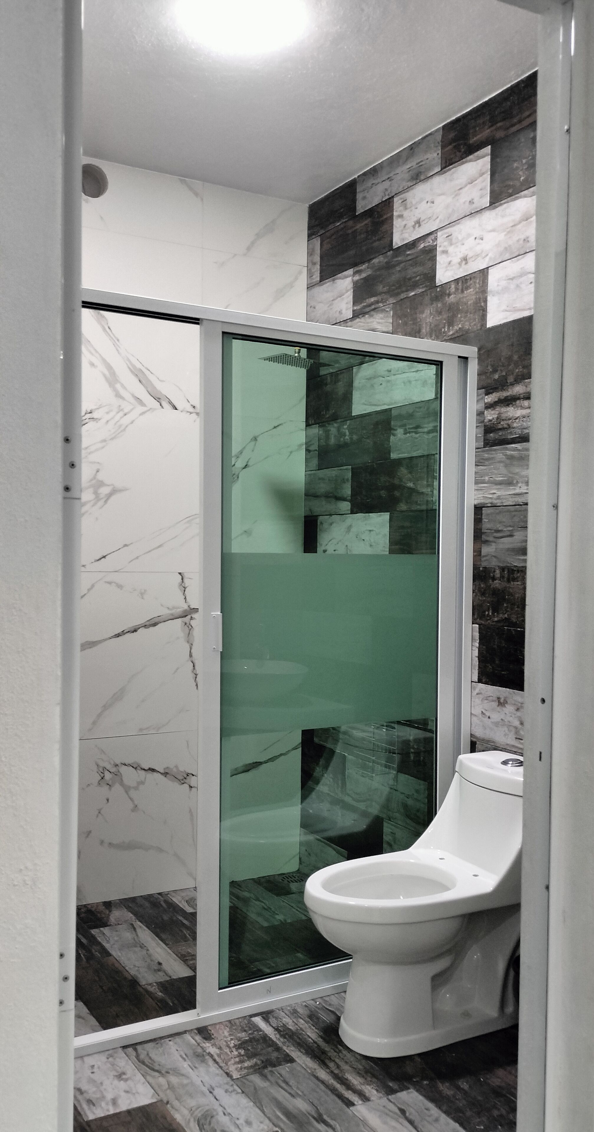 Familiekamer | Badkamer | Een douche, handdoeken, zeep, shampoo