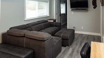 Kabin Eksekutif, 1 Tempat Tidur Queen dengan tempat tidur Sofa, Bebas Asap Rokok, dapur | Area keluarga | Smart TV 42-inci dengan saluran TV satelit dan Netflix
