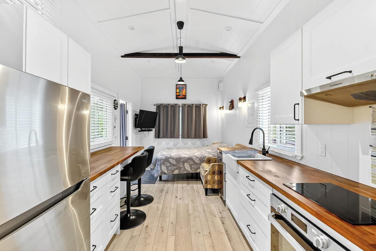 Cabana premier, várias camas | Cortinas blackout, ferros/tábuas de passar roupa, Wi-Fi de cortesia