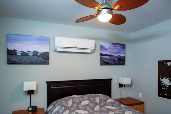 Executive Cabin, 1 Queen Bed with Sofa bed, Non Smoking, Kitchen | Blackout drapes, iron/ironing board, WiFi (free), bed sheets