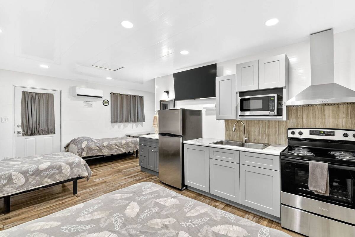 Cabana standard, várias camas | Cortinas blackout, ferros/tábuas de passar roupa, Wi-Fi de cortesia