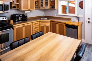 Executive Cabin, 1 Queen Bed with Sofa bed, Non Smoking, Kitchen | Private kitchen | Full-size fridge, microwave, oven, stovetop - Chims Motel & Cabins (Port Alberni)