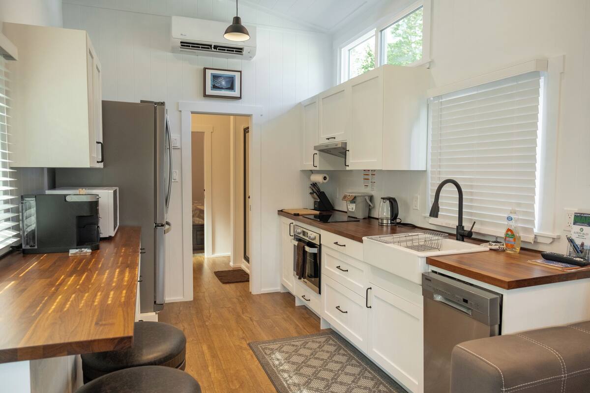 Kabin Premium, 1 Tempat Tidur Queen dengan tempat tidur Sofa, Bebas Asap Rokok, pemandangan gunung | Dapur pribadi | Lemari es besar, microwave, oven, dan kompor