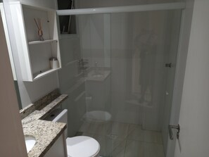 シャワー、タオル、石鹸、トイレットペーパー