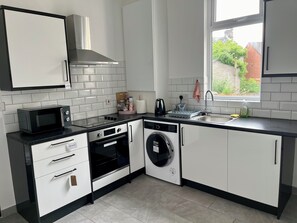 Fridge, microwave, oven, electric kettle - Entire PinkApt Belfast city - Free parking - 4 sleep (Belfast)