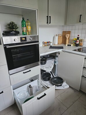 Kühlschrank, Ofen, Herdplatte, Geschirrspüler