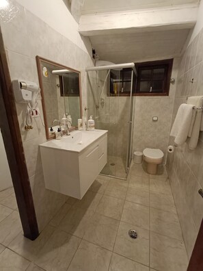 Suite | Bathroom | Hair dryer, towels, soap, shampoo - Refugio Do Frances Ghesthouse (São Sebastião)