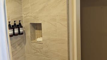 Douche, sèche-cheveux, serviettes fournies, savon