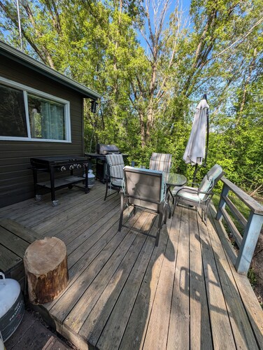 2-bedroom cabin in Matlock with parking to accommodate 2 trucks and 16' trailers