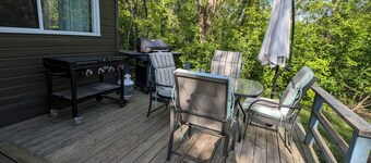 2-bedroom cabin in Matlock with parking to accommodate 2 trucks and 16' trailers