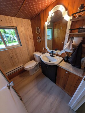 Een douche, handdoeken, zeep, toiletpapier