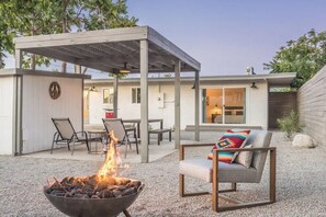 Terrace/patio - Joshua Tree Base Camp: your home base for exploration and relaxation. 
 (Joshua Tree)