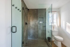 Douche, sèche-cheveux, serviettes fournies, savon