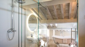 A modern bathroom with a glass shower enclosure, a freestanding bathtub, and a vanity with a mirror. - Cozy home in Cortoreggio- AR with sauna (Cortoreggio- AR)