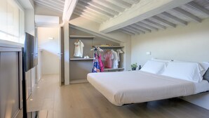 A bedroom with a bed, a wardrobe, and a built-in air conditioning unit. - Cozy home in Cortoreggio- AR with sauna (Cortoreggio- AR)