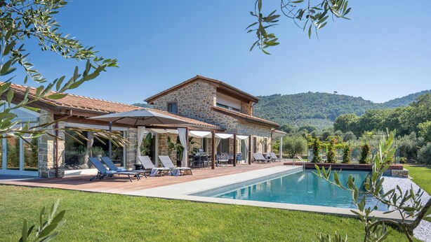 A stone villa with a swimming pool, outdoor seating, and a view of the hills. - Cozy home in Cortoreggio- AR with sauna (Cortoreggio- AR)